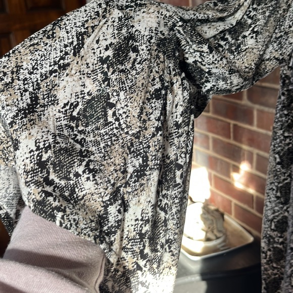 Bell sleeve top - Picture 4 of 4